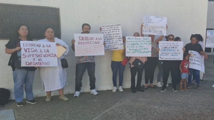 ¡Queremos clases virtuales! Padres de familia protestan en secundaria de Culiacán