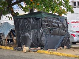 Arman 'casitas' afuera de hospital en Coatzacoalcos esperando información médica