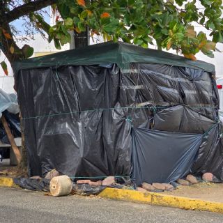 Arman 'casitas' afuera de hospital en Coatzacoalcos esperando información médica