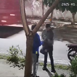 (VIDEO) Captan modus operandi de ladrones en moto en fraccionamiento de Veracruz