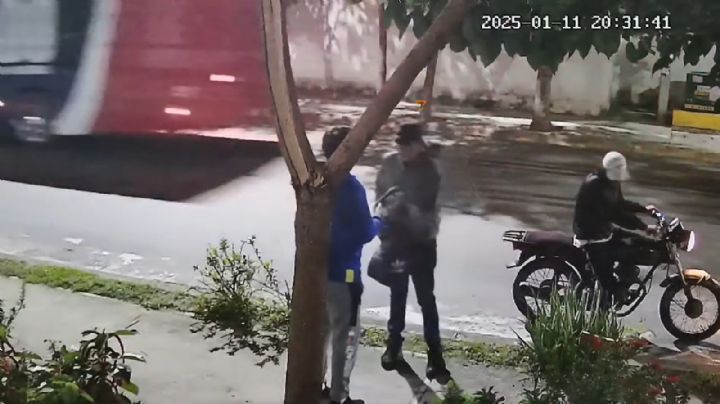 (VIDEO) Captan modus operandi de ladrones en moto en fraccionamiento de Veracruz