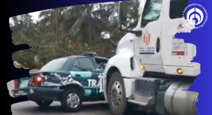 (VIDEOS) ¡Voy derecho... y no me quito! Tráiler choca y arrastra a patrulla en Veracruz