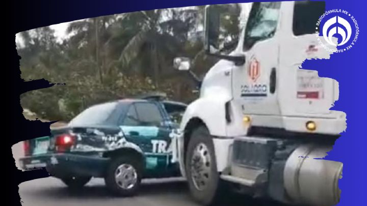 (VIDEOS) ¡Voy derecho... y no me quito! Tráiler choca y arrastra a patrulla en Veracruz