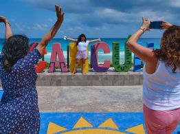 Tulum y Cancún lideran preferencias del turismo femenino internacional en 2024: SECTUR