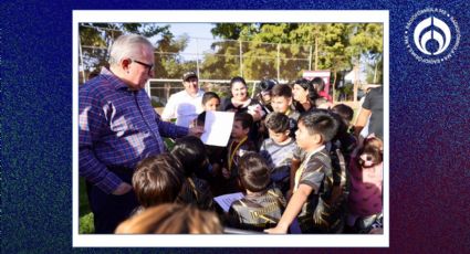 Rubén Rocha Moya inaugura cancha de futbol en la colonia Nakayama en Culiacán