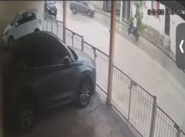 (VIDEO) Conductor pierde control de su auto y atropella a motociclista en Veracruz