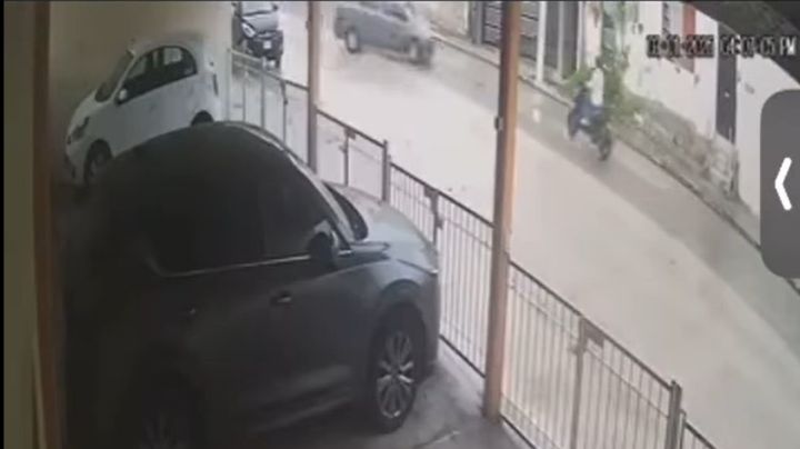 (VIDEO) Conductor pierde control de su auto y atropella a motociclista en Veracruz