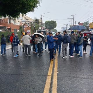 Bloquean avenida Xalapa por tardanza en la emisión de licencias de conducir