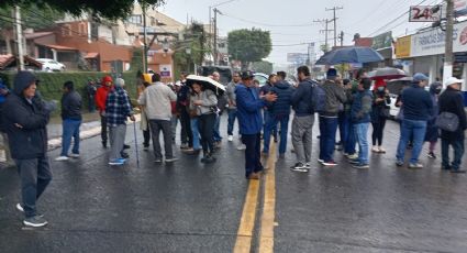 Bloquean avenida Xalapa por tardanza en la emisión de licencias de conducir