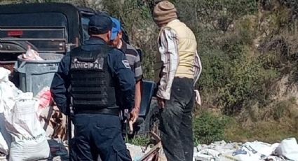 Capturan a tres hombres por arrojar escombro en el Río Pesquería en Escobedo NL