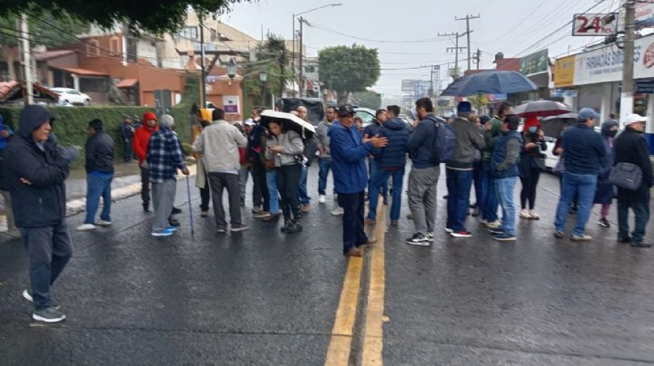 Bloquean avenida Xalapa por tardanza en la emisión de licencias de conducir