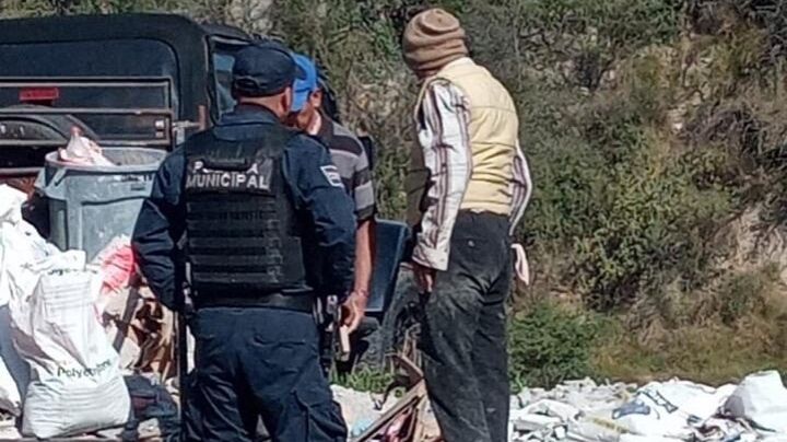 Capturan a tres hombres por arrojar escombro en el Río Pesquería en Escobedo NL