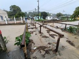 Se desborda río Nexmegata en Moloacán, Veracruz; caminos y puentes fueron dañados